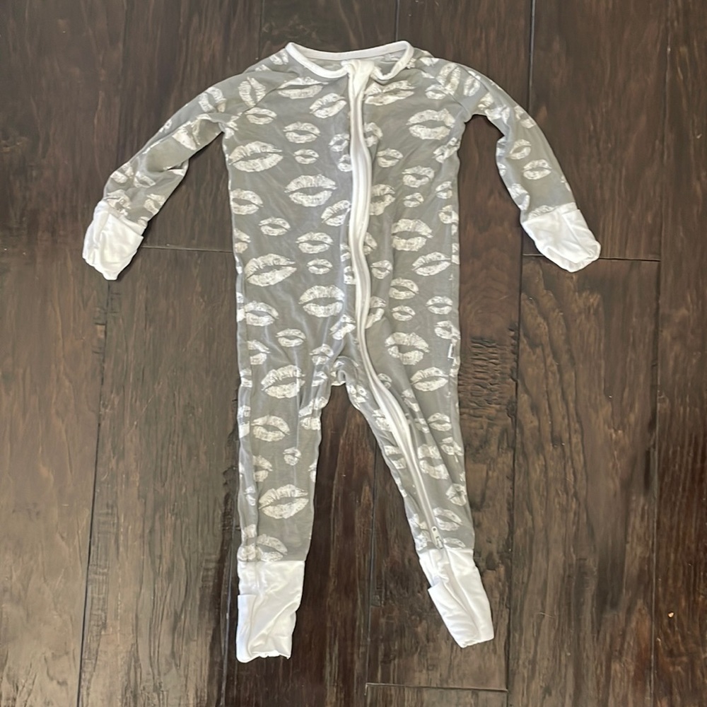 Gray kiss little sleepies zippie 3-6 months